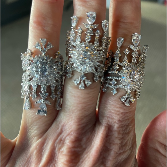 GORGEOUS Diamond & Platinum Crown Ring - Picture 9 of 9